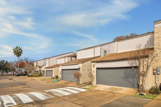 Building Photo - 880 Tully St