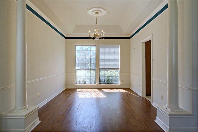 Building Photo - 9501 Scenic Bluff Dr