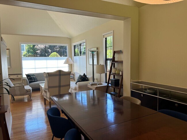 Foto del edificio - Lake Oswego- Beautiful Light-Filled Home w...