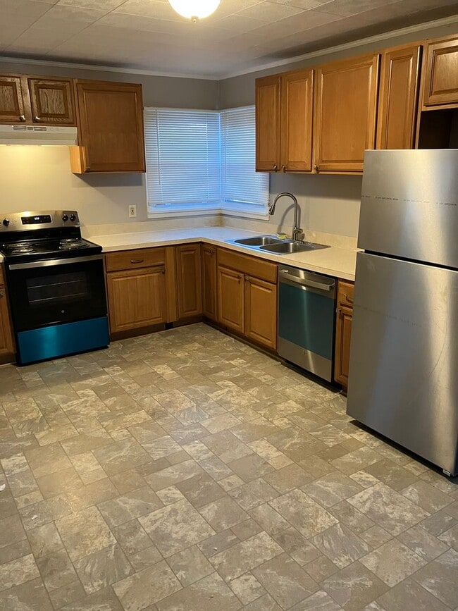 Foto del edificio - Spacious 4 bedroom 1.5 bath ranch Eastwood