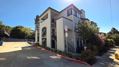 Building Photo - 945 Fletcher Ln