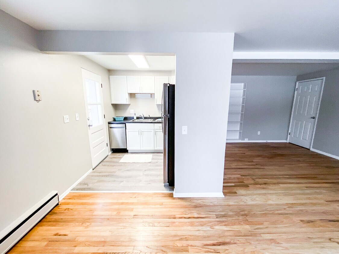 Primary Photo - 1122 Catalpa Cir