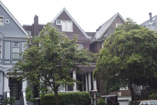Building Photo - 2711 Sacramento St