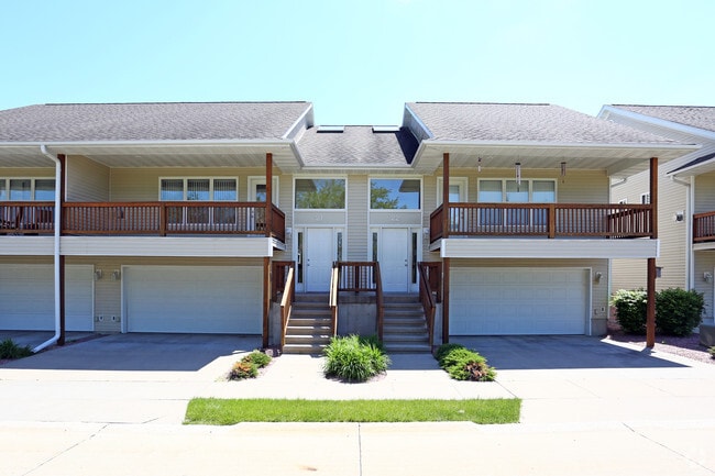 Vaulted Ceilings & Skylights - Woodridge Estates