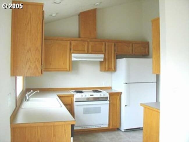 Building Photo - Spacious Tri-Level On Corner Lot