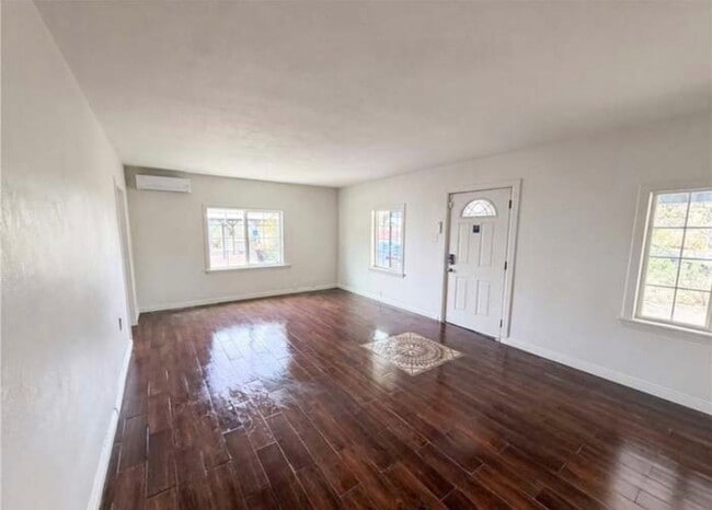 Foto del edificio - 11950 Lee Ave