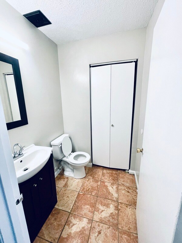 Foto del edificio - 4705 Walden Pond Dr