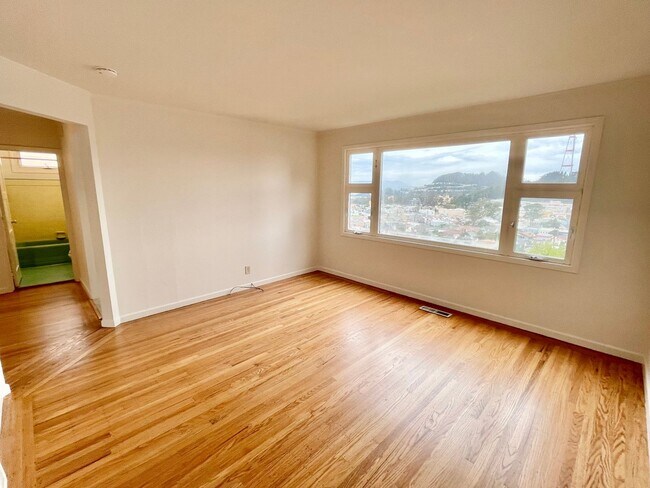 Building Photo - 3BD/2BA 2-Level Classic Miraloma Home! Gar...