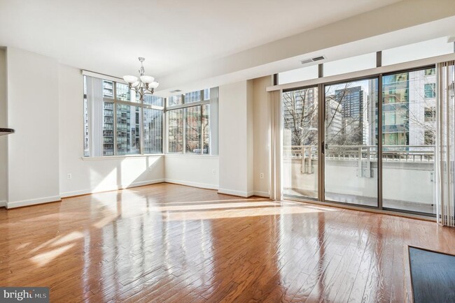 Building Photo - 1000 N Randolph St