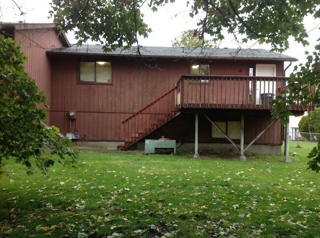 Foto del edificio - 3 bedroom, 2 bath plus family room duplex-...
