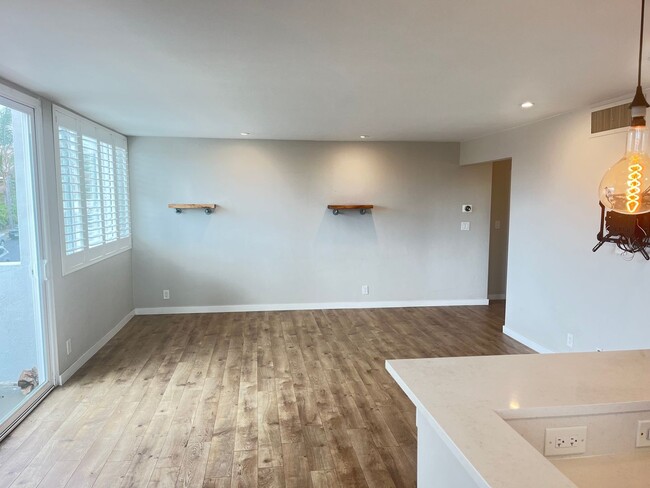 Building Photo - Upscale Remodeled 2/2 Condo in the Heart o...