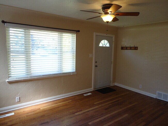 Foto del edificio - Updated Duplex with Fresh Paint and  Fenced Yard in Great Location!