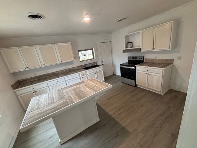 Building Photo - 339 Cedar St