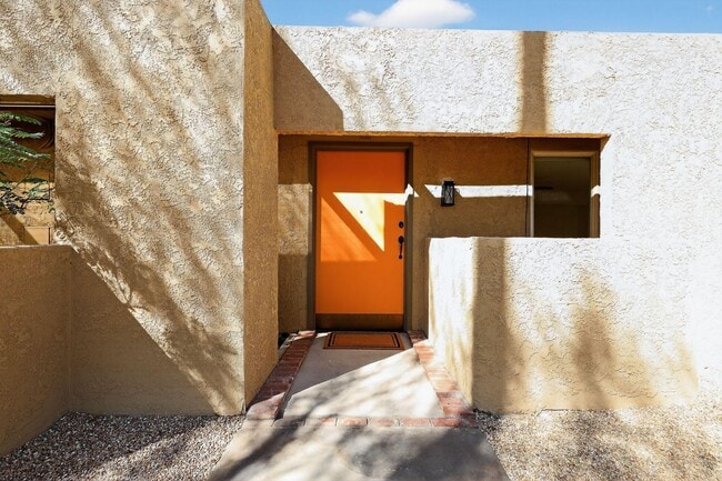 Foto del edificio - 985 N Tuxedo Cir