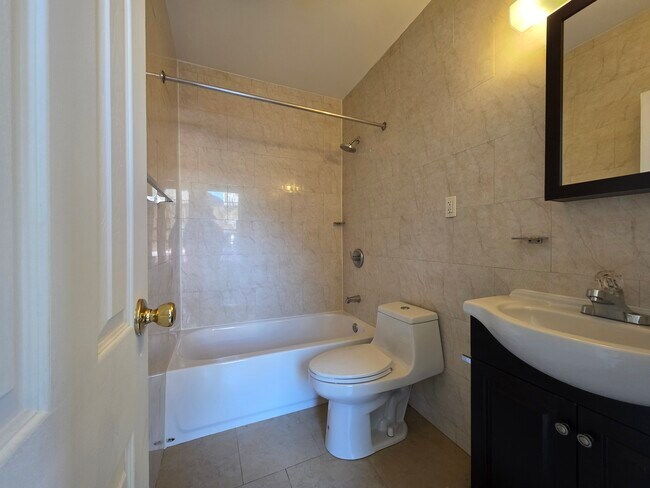 Foto del edificio - 8652 112th St