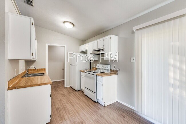 Foto del edificio - 2326 Newbury Dr