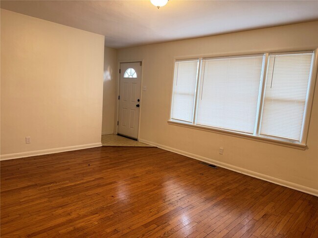 Foto del edificio - 1060 Loekes Dr