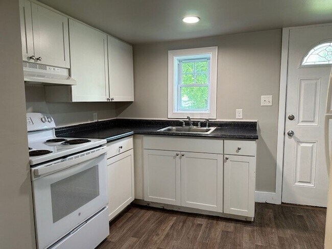 Building Photo - Introducing our cozy 2-bedroom, 1-bathroom...