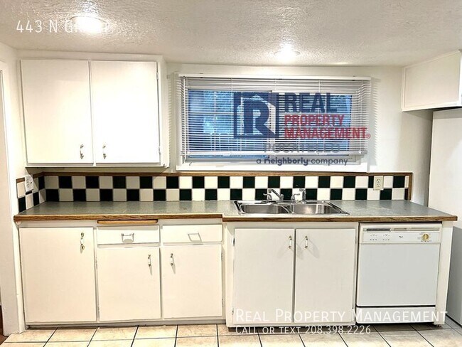 Building Photo - 2 bed 1 Bath Cottage