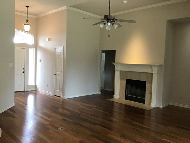 Foto del edificio - Coming Soon!!! 4/2/2 with Fireplace!