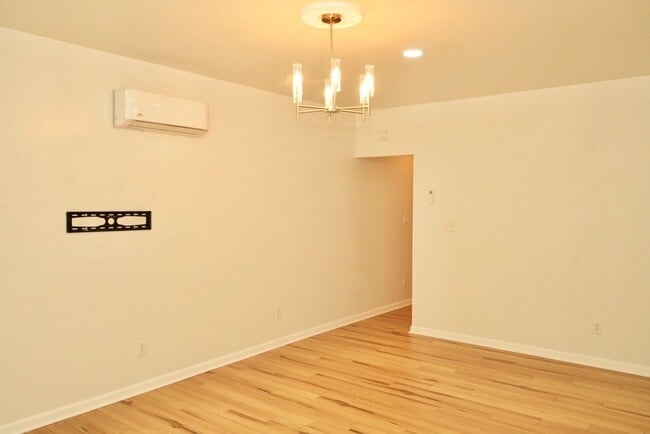 Building Photo - 4 Rockbrook Dr