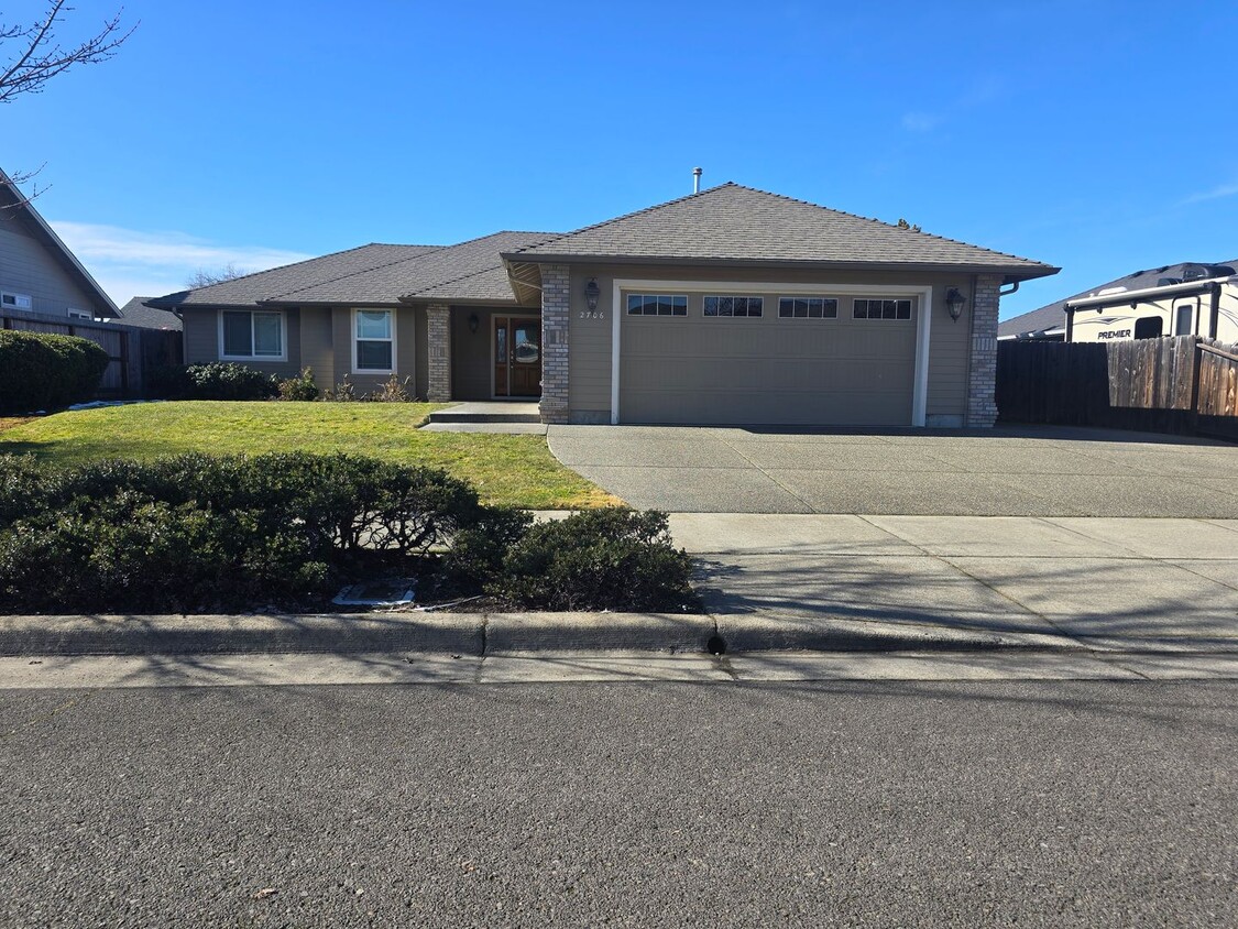 Foto del edificio - 3 bed 2 bath  Home for Rent in Grants Pass