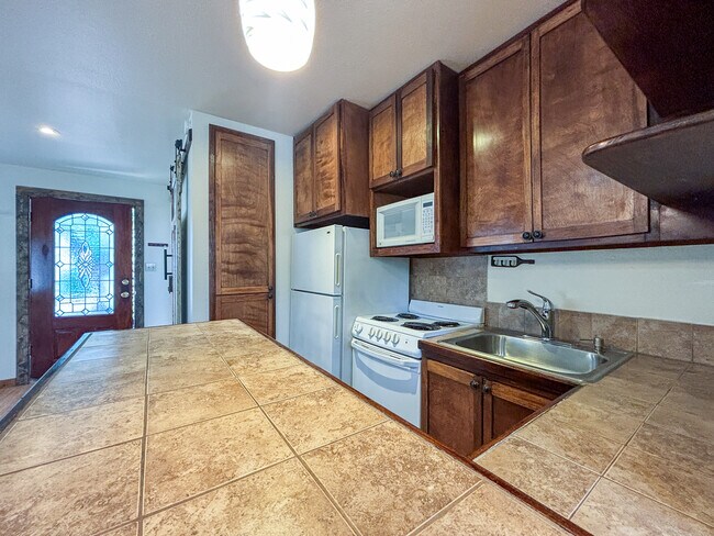 Building Photo - 280 Ridgeview Dr
