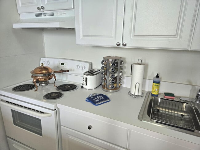 Building Photo - 227 Iron St