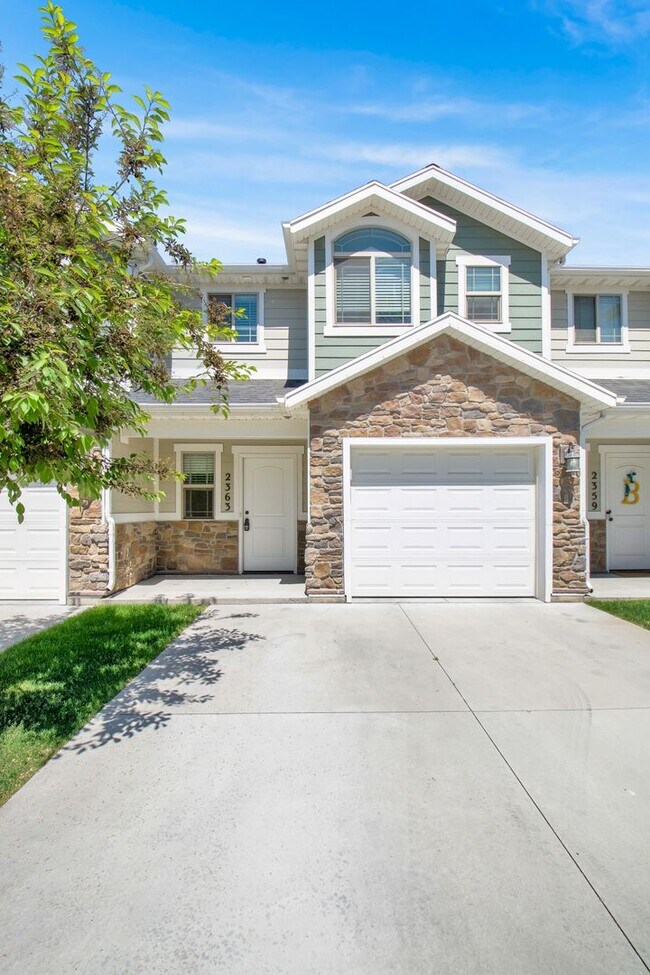 Foto del edificio - Beautiful 3 Bed, 2.5 Town Home in West Haven, Pet Friendly! Available on April 22nd!