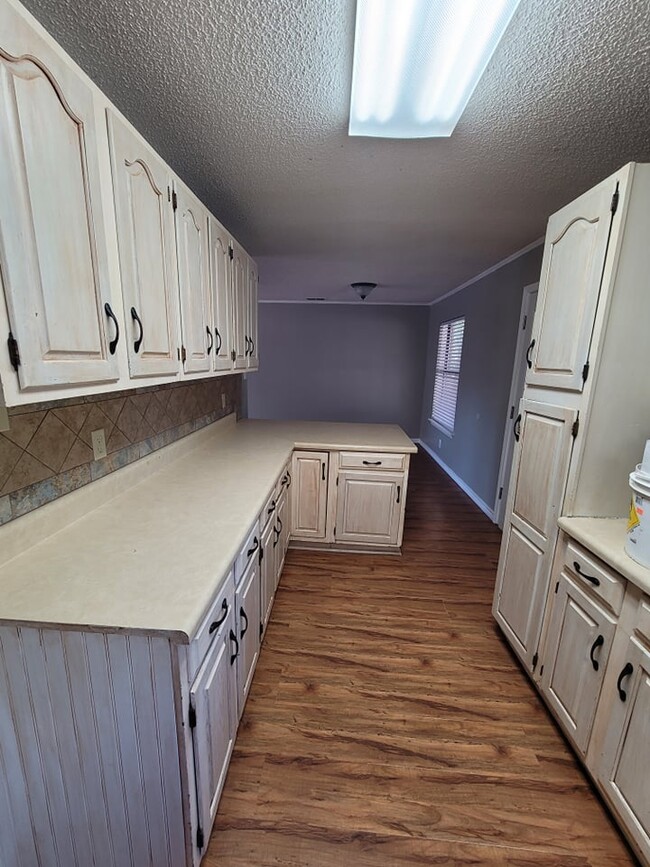 Kitchen - 1208 Sun Valley Dr