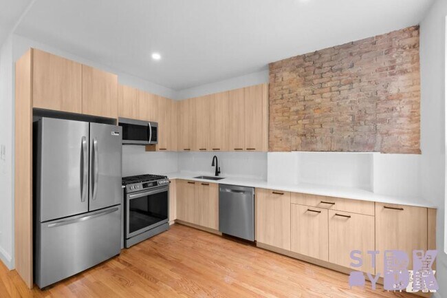 Foto del edificio - 4 bedroom in Brooklyn NY 11222