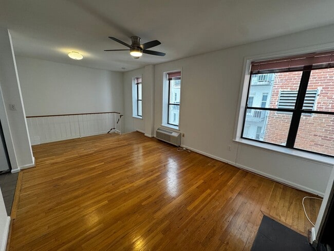 Foto del edificio - Two-Level Kalorama Condo with Washer/Dryer, Near Dupont Metro