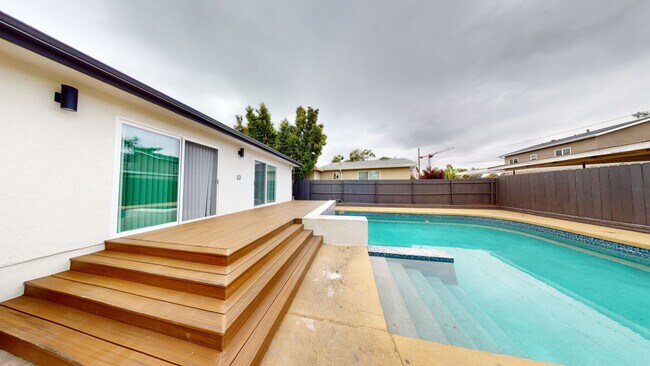 Foto del edificio - Large 7 RM POOL House on East Falls View! Prime Location! Easily Fits 6-10 People