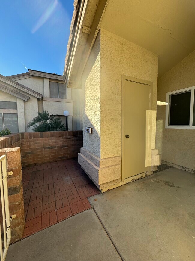 Building Photo - 2201 N Comanche Dr