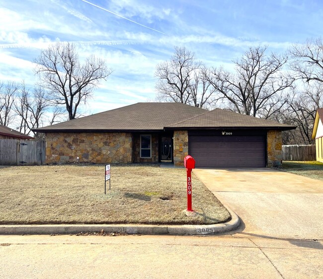 Building Photo - Welcome to your new home in Midwest City, OK!