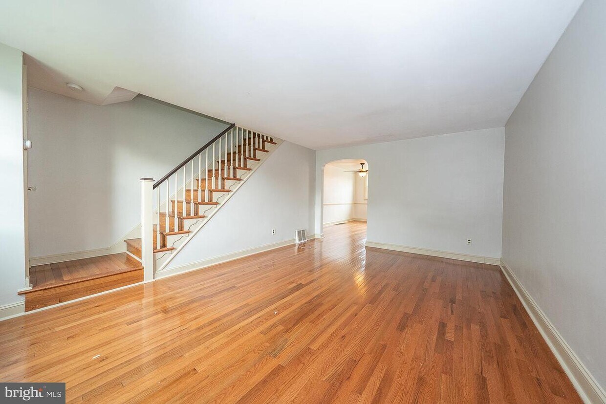 Primary Photo - 2217 S Harwood Ave