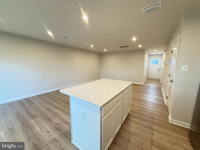 Building Photo - 647 Laurelwood Cir