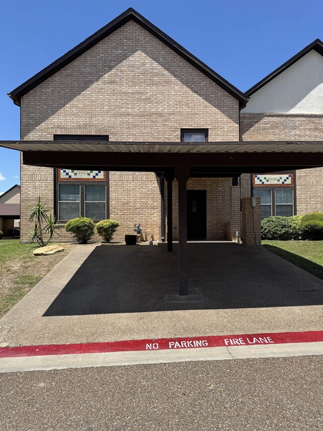 Building Photo - 2445 Monarch Dr