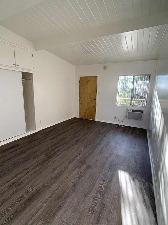 Building Photo - 1144 N Hollywood Way