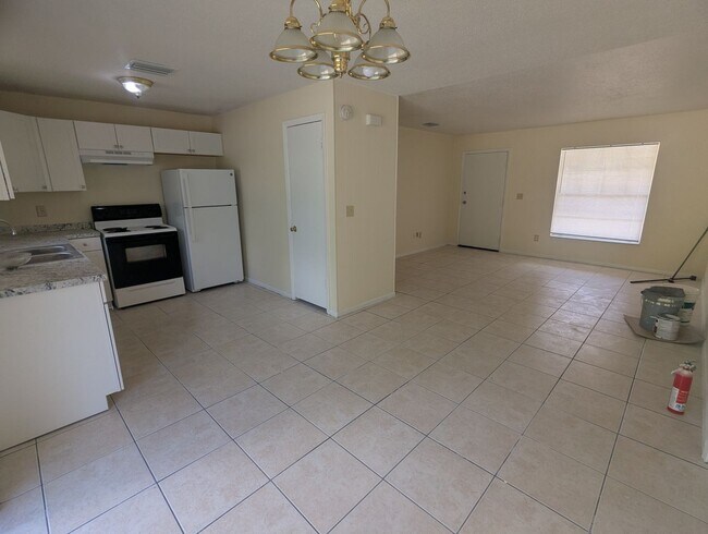 Foto del edificio - 3 Bedroom House For Rent, Lawncare included.