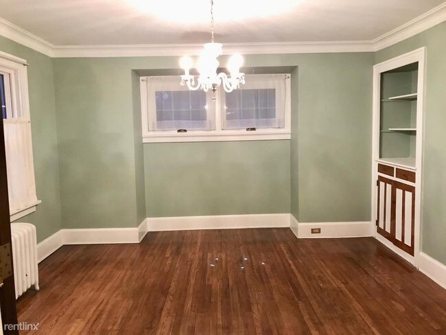 Building Photo - 5 br, 2.5 bath Apartment - 3021 Huntington Ct