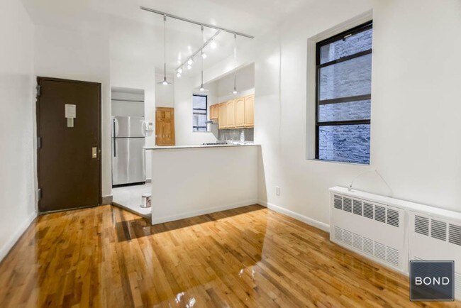 Building Photo - 208 E 21st St