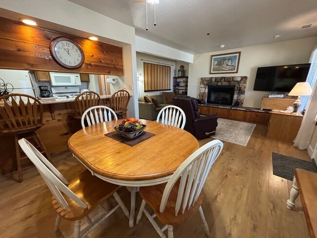 Building Photo - Cozy unit close to skiing!