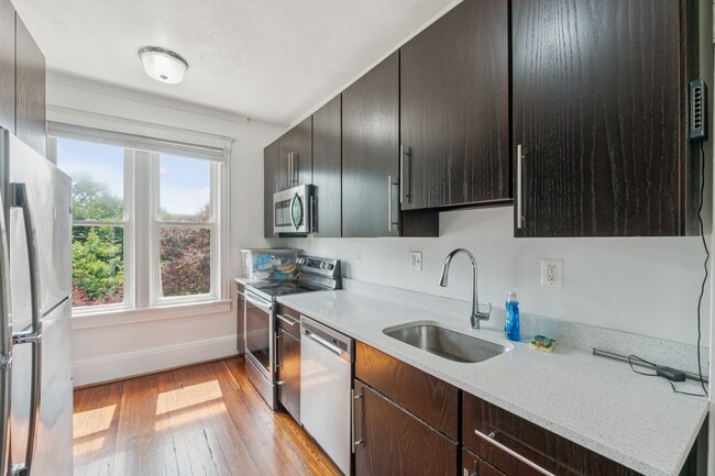 Foto del edificio - 7410 Columbia Ave