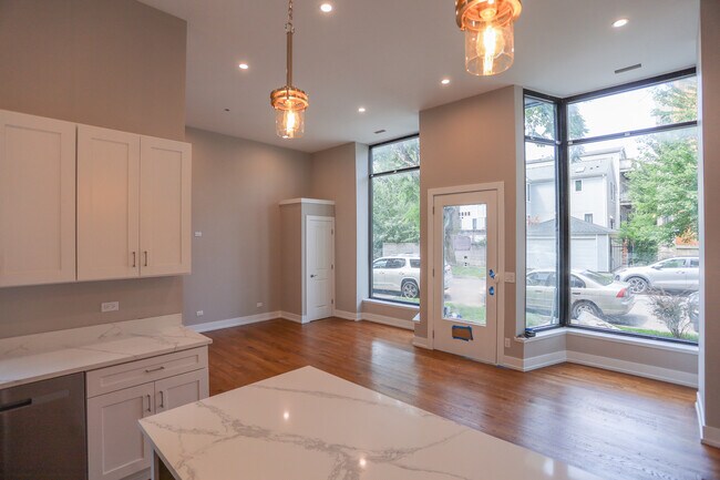 Foto del edificio - 1359 W Barry Ave