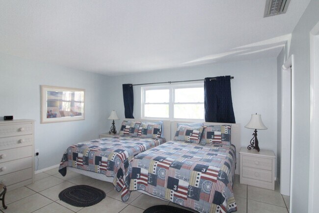 Building Photo - Bahia Vista, L279