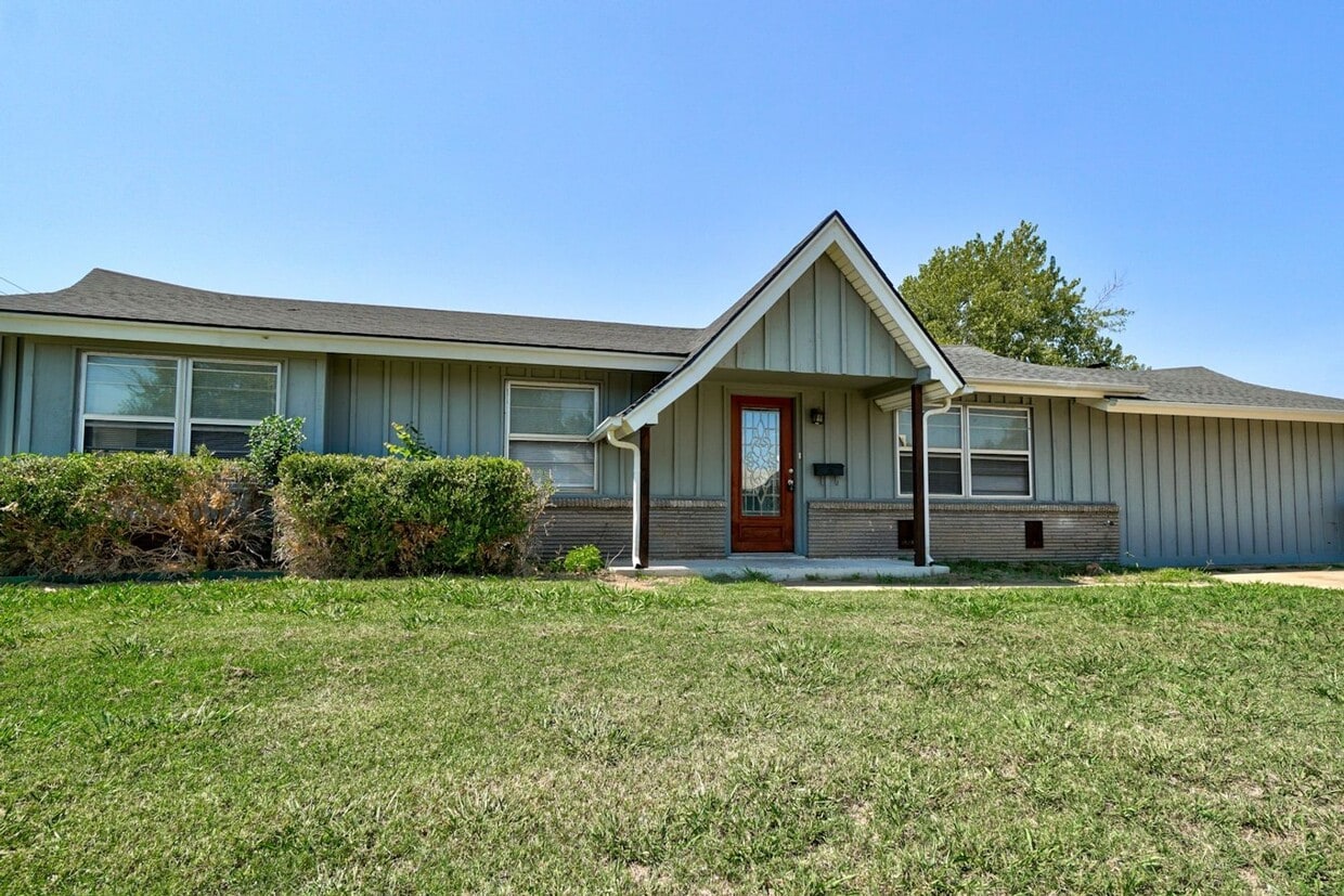Nice 4 Bed 1.5 Baths Located near Tinker Diagonal - Nice 4 Bed 1.5 Baths Located near Tinker Diagonal