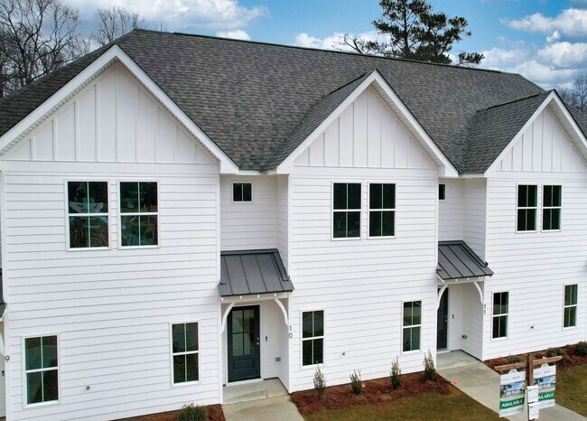Foto del edificio - Charming Two-Level Home in The Village - COMING SOON!