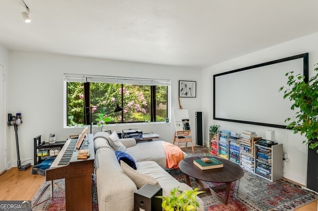 Foto del edificio - 96 Ardmore Pl NW