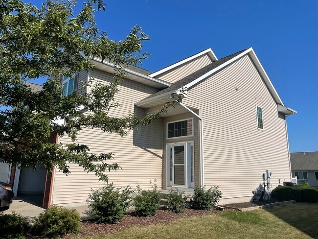 Foto del edificio - Available NOW! Spacious 4 Bedroom, 3-1/2 Bath Home in North Liberty with big back yard!!!